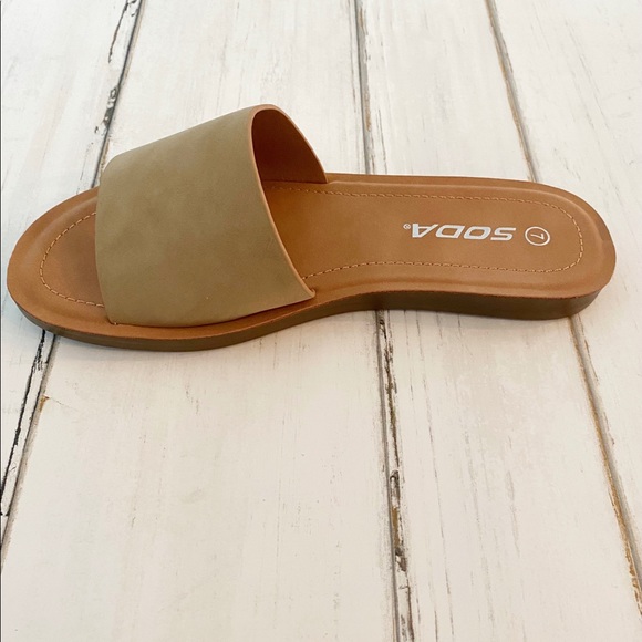 Soda Slip On Tan Casual Sandals New Without Box - Picture 4 of 7